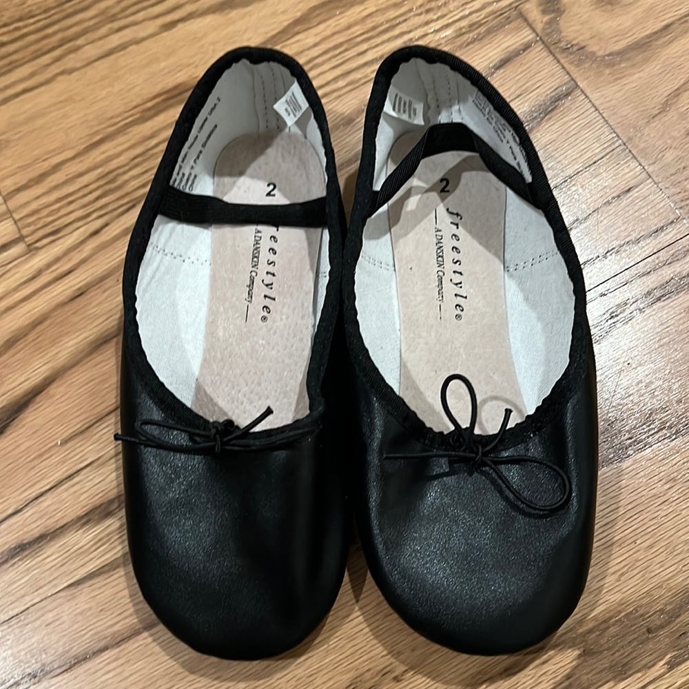 Freestyle a Danskin Company Black Ballet Shoes - Size 2